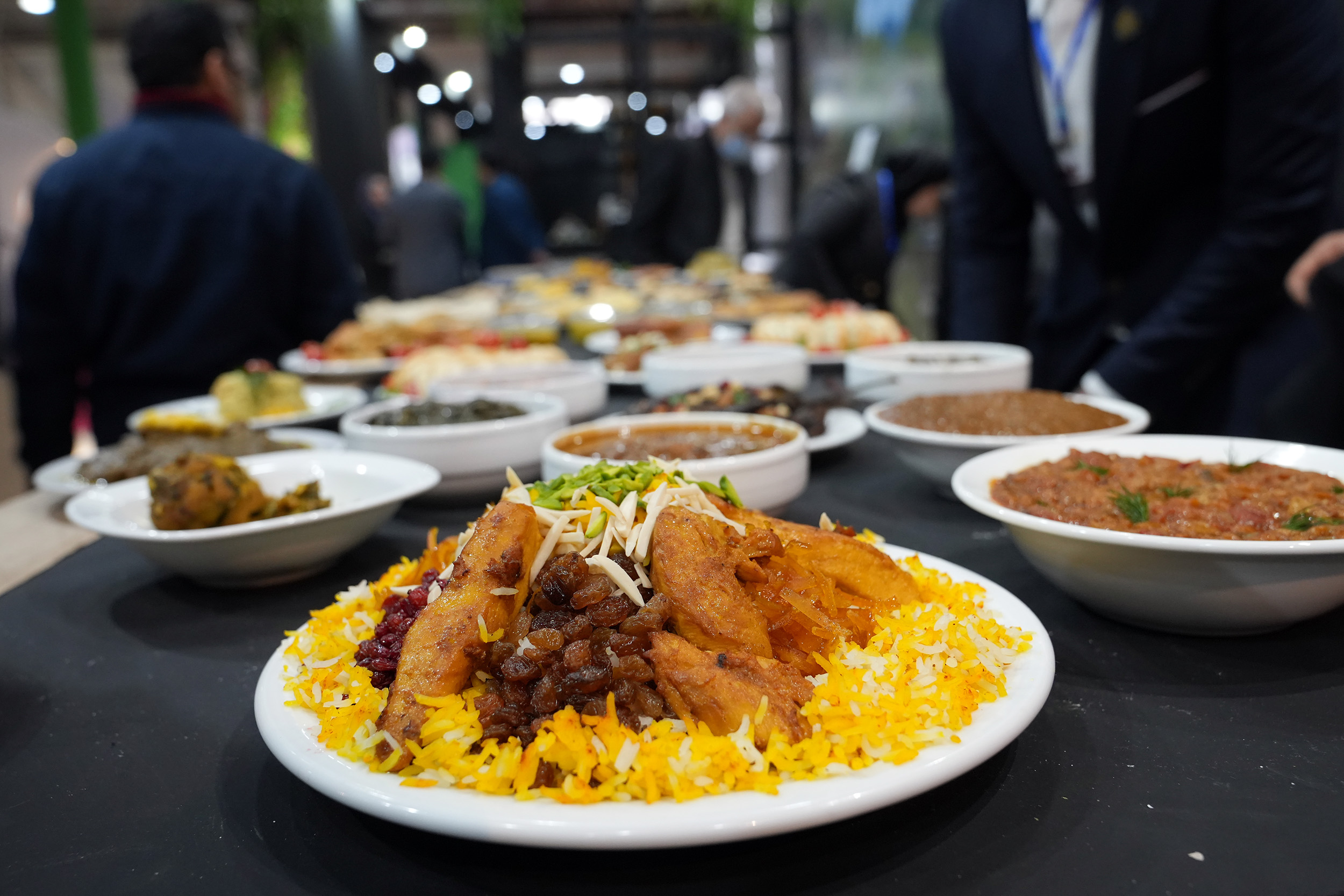 استقبال مردمی ساعت کار نمایشگاه را تمدید کرد/ حضور غرفه استان گیلان با معرفی 80 غذای محلی